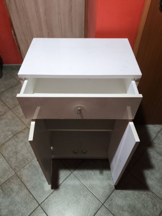 Biała szafka z połyskiem