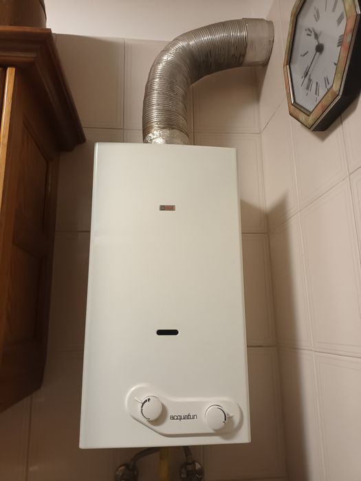 Esquentador com ventilação usado e a precisar de uma peça.