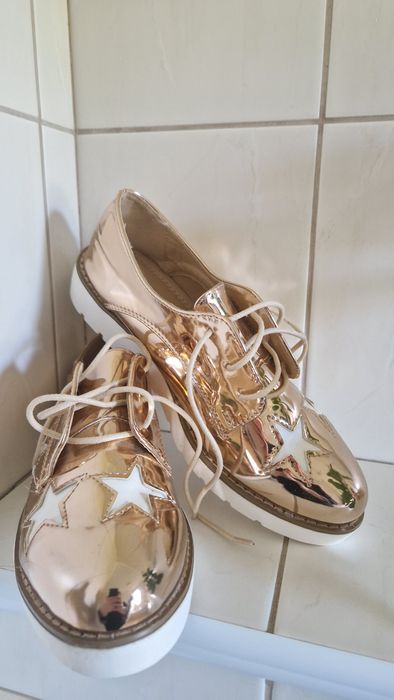 Piękne mokasyny rozmiar 40 złoto gwiazdy na węższa nogę