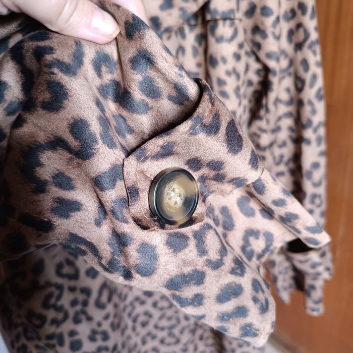 Gabardina em pelo de pêssego estampado tigress NOVA