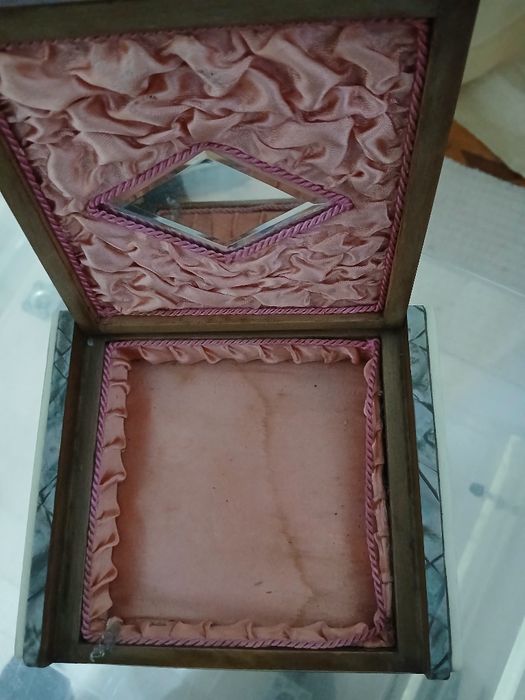 ( RESERVADA )Caixa para lenços antiga com aplicações de PRATA