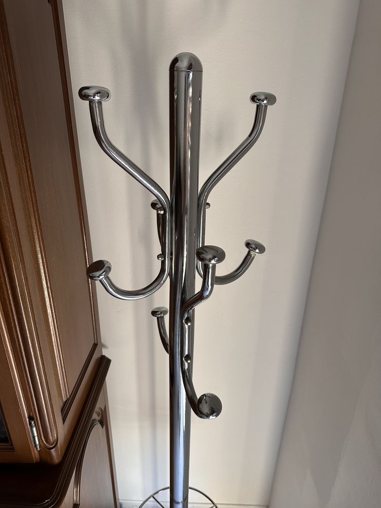 Estande de metal com base de mármore