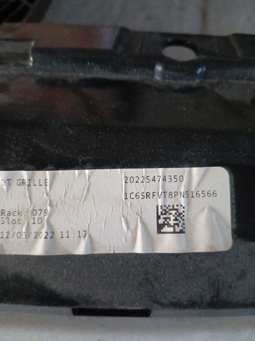 Dodge Ram grill koła