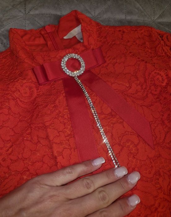 Червона мереживна сукня H&m.