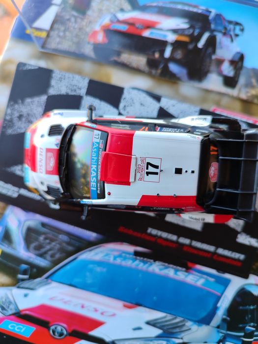 Carro WRC miniatura Sebastian Ogier Toyota Yaris Hybrid