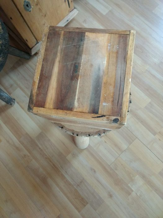 Skrzynka drewniana z kwiatkami.
