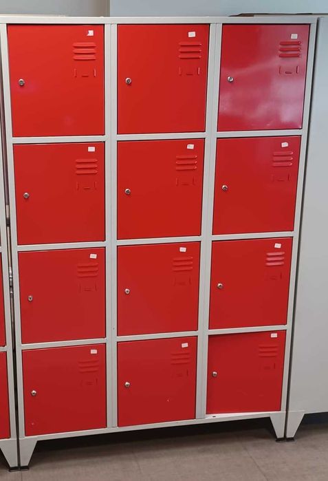 Cacifos metálicos com 12 compartimentos