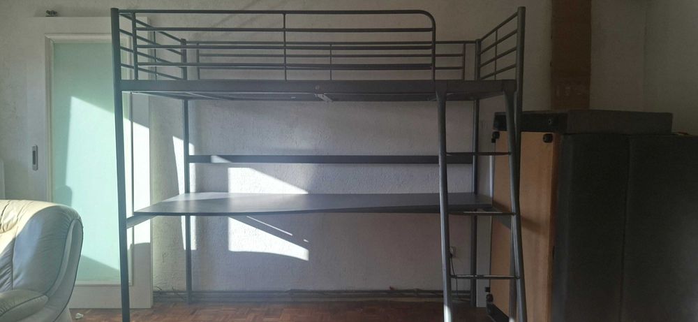 Łóżko piętrowe z biurkiem