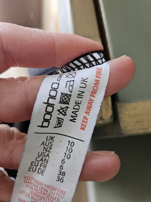 Nowa, czarna sukienka damska  Boohoo z transparentnymi rękawami – e