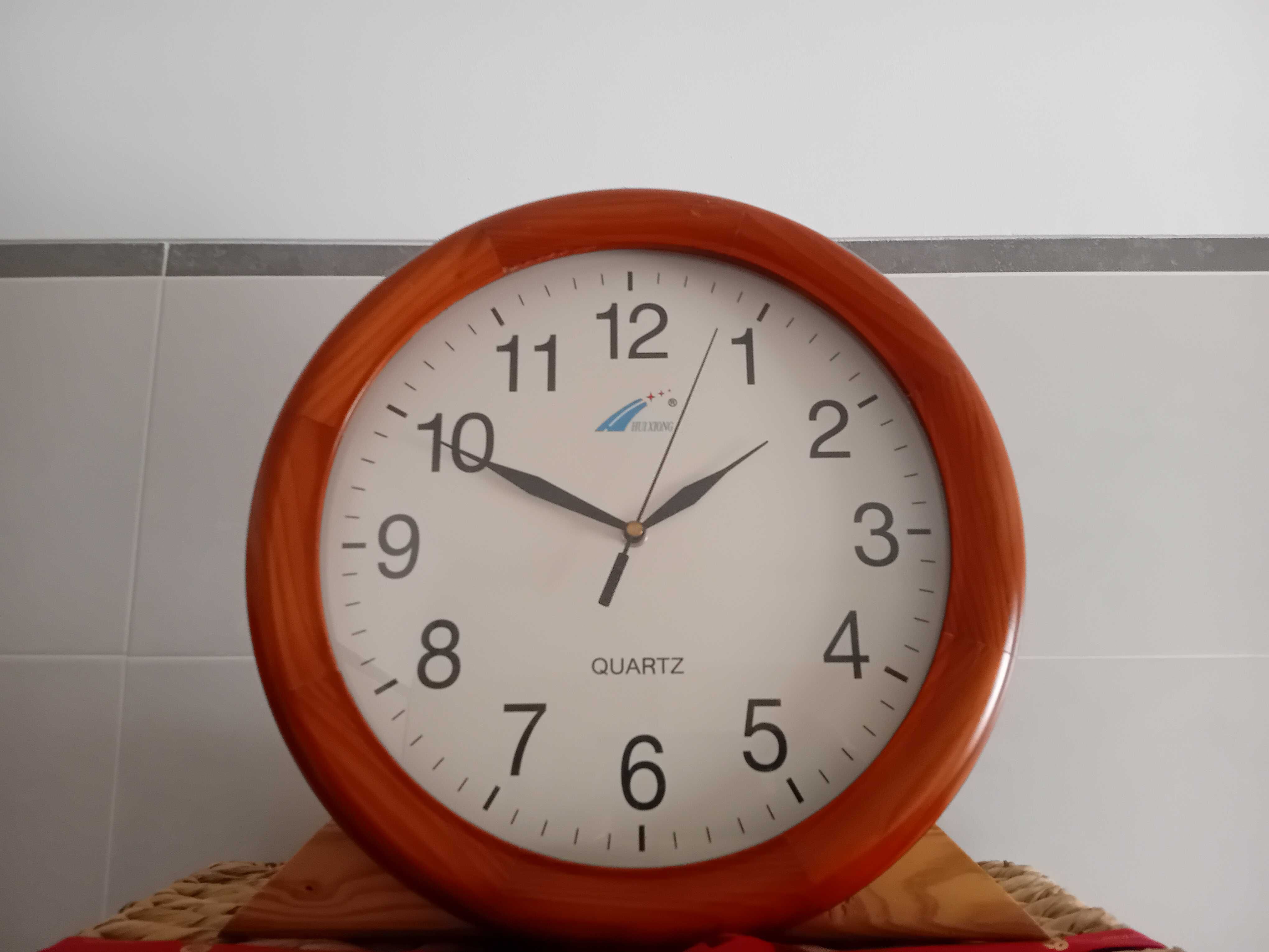 Relógio parede quartz em madeira