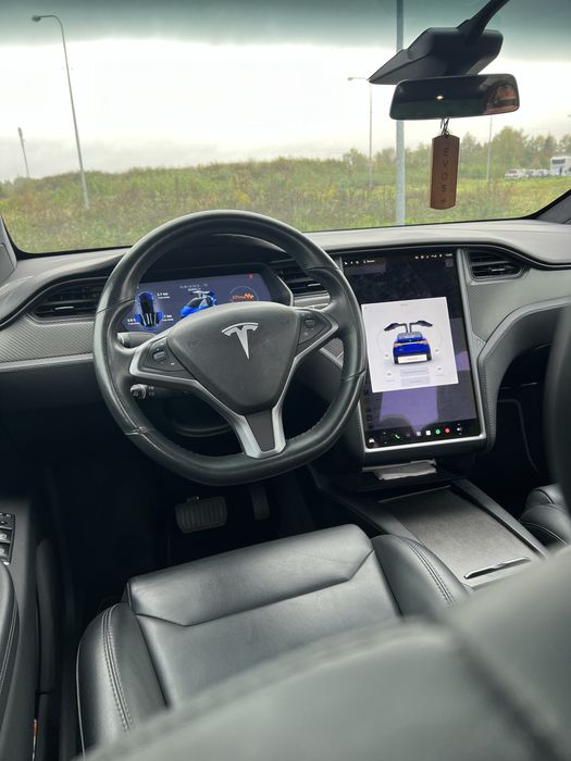 Прокат, оренда Tesla Model X.