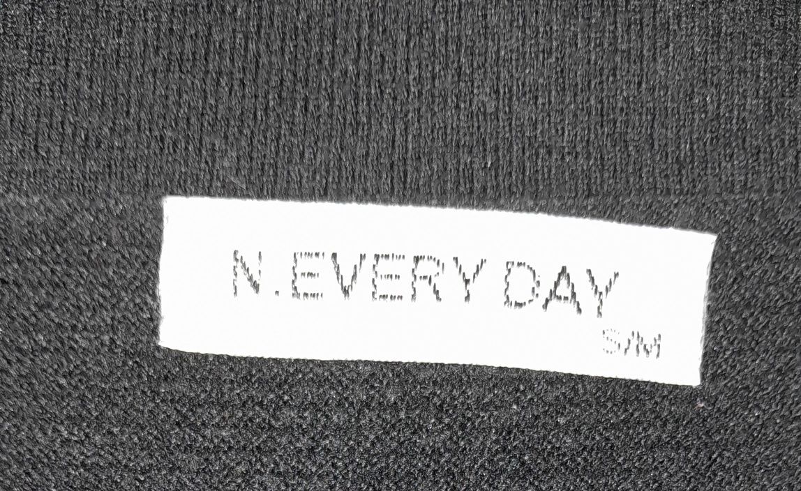 Sweter z ozdobnymi wstazkami