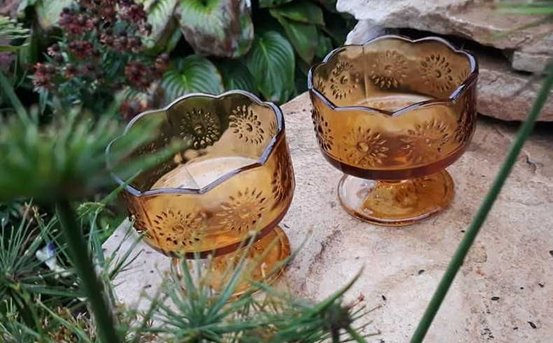 Pucharek stokrotki z huty Ząbkowice w kolorze miodowym