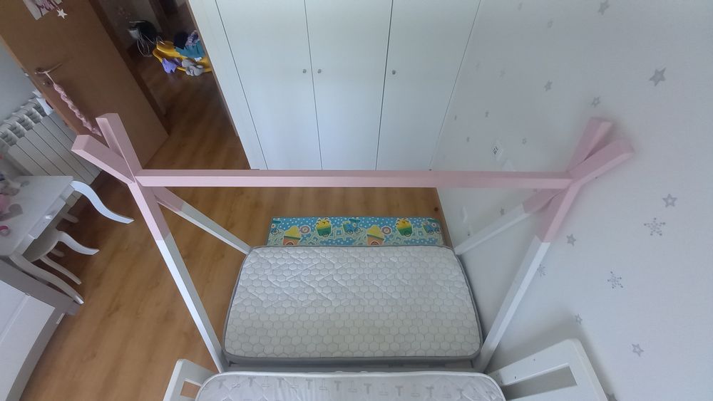 Cama montessori em forma de cabana + colchão à medida