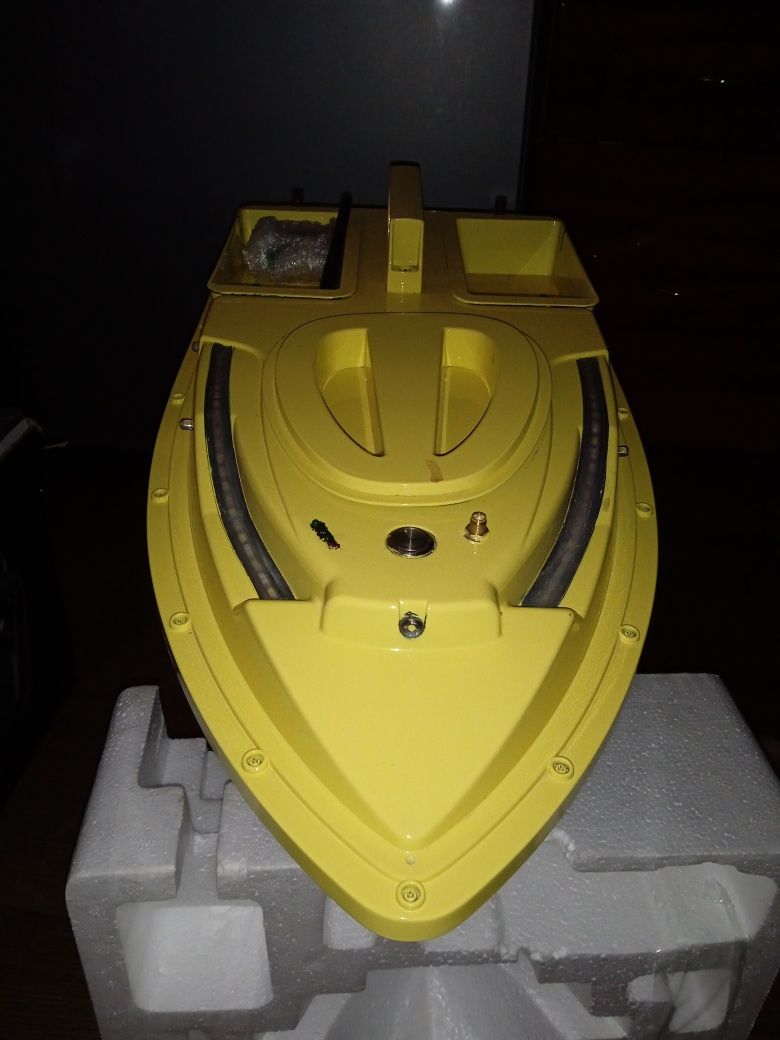 Продам карповий кораблик Flytec v700