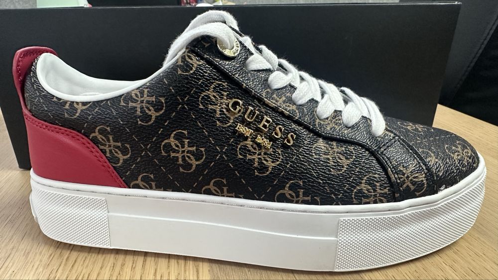 Sapatilhas da Guess castanhas