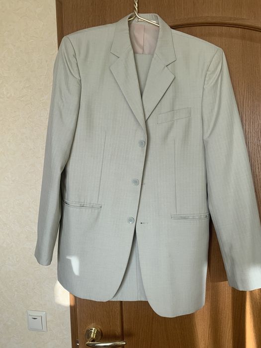 Чоловічий класичний костюм