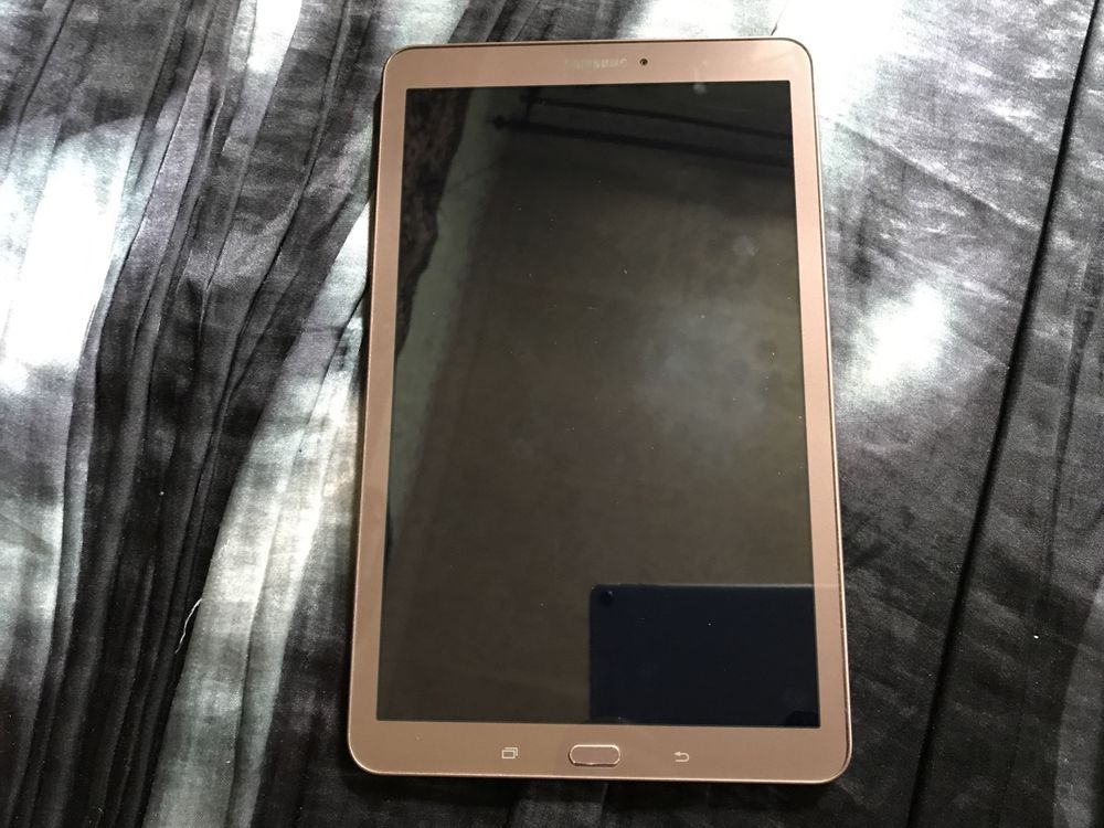 Мощный планшет для учебы Samsung Galaxy Tab E .10 дюймов.