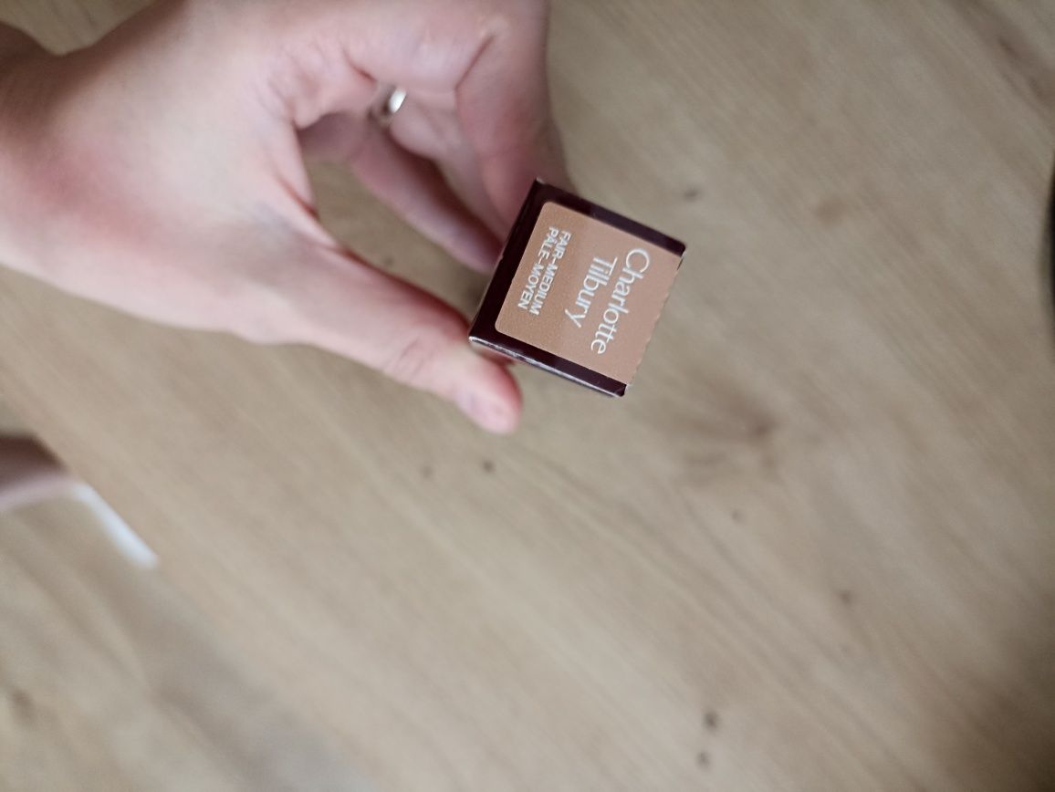 Fluid do konturowania Charlotte Tilbury odcień Medium Fair