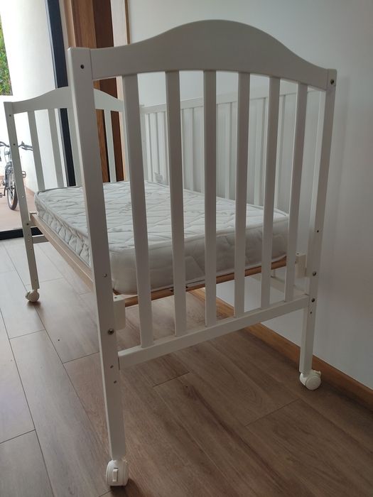 Cama de bebé branca