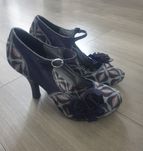 Buty na obcasie 38 eleganckie Ruby Shoo granatowe wzorzyste