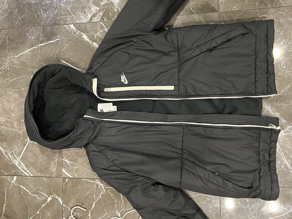 Продаю чоловічу зимову куртку nike