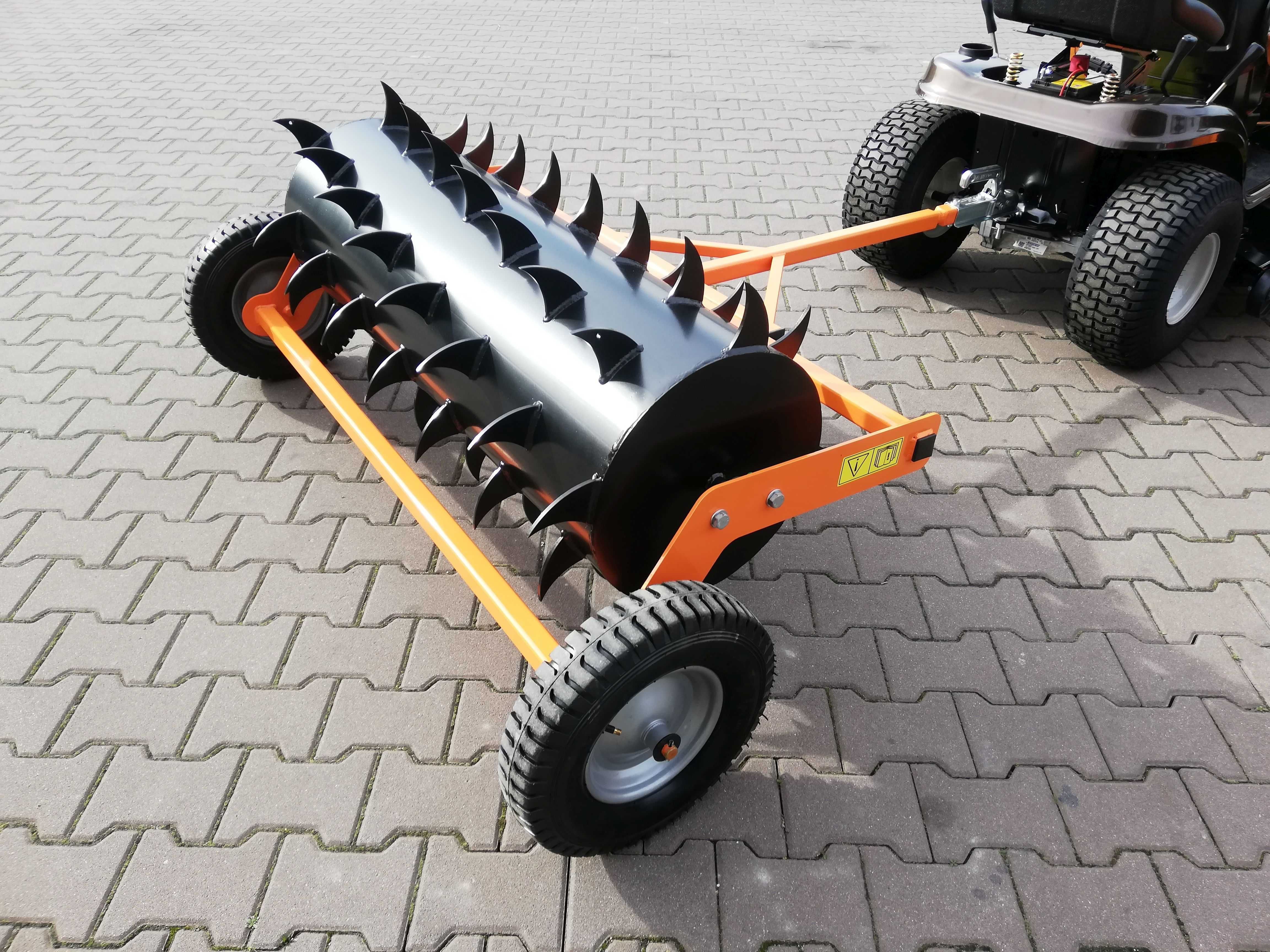 Aerator na kołach 122 cm solidny do traktora ogrodowego zaczep kulowy