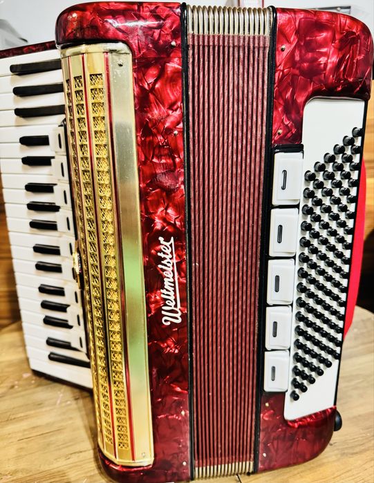 Akordeon Weltmeister 96 basow, 4 chórowy, po pelnym serwisie Stan idea
