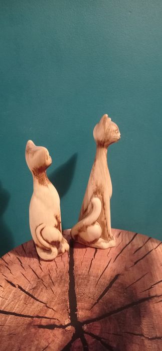 Dwa ceramiczne koty z długą szyją