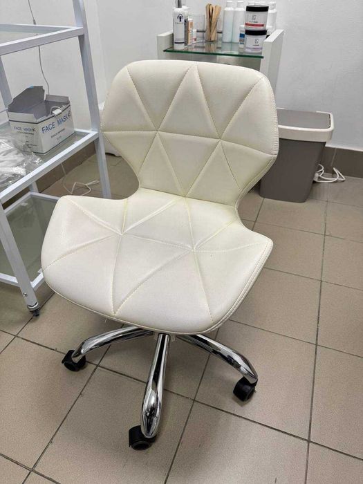 Продається стілець.