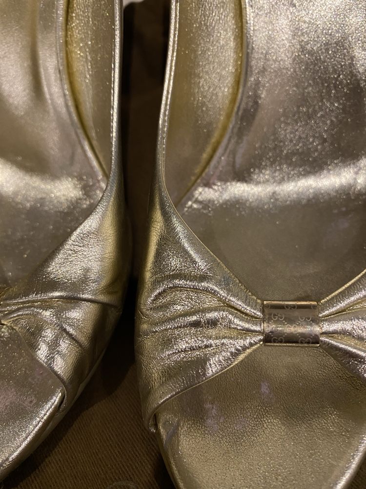 Sapato dourado Gucci
