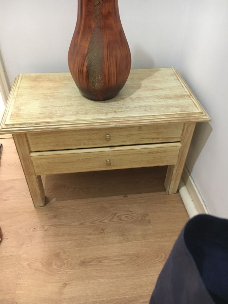 Vendo uma mesa com jaro , otimo estado muito bonita