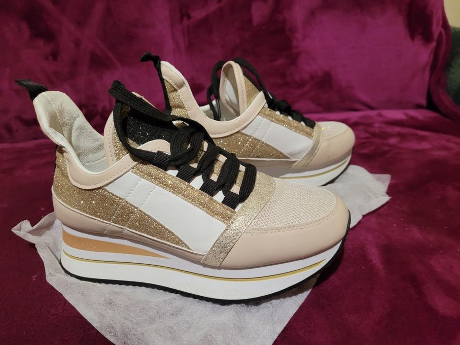 Damskie buty na koturnie