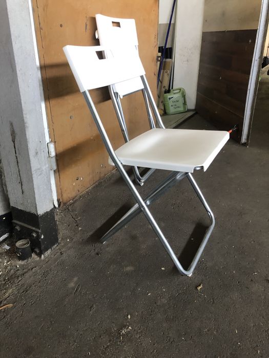 Białe krzesła ogrodowe składane