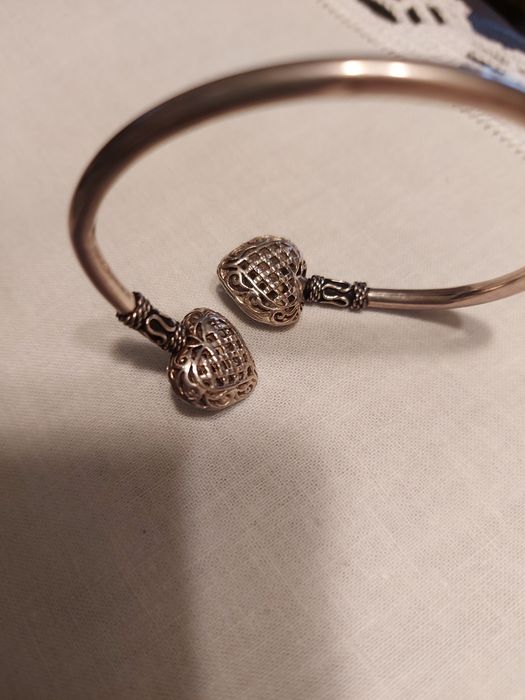 Pulseira elegante c/ corações rendilhados.
