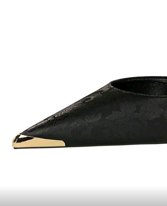 Sapatos pretos elegantes com detalhes.