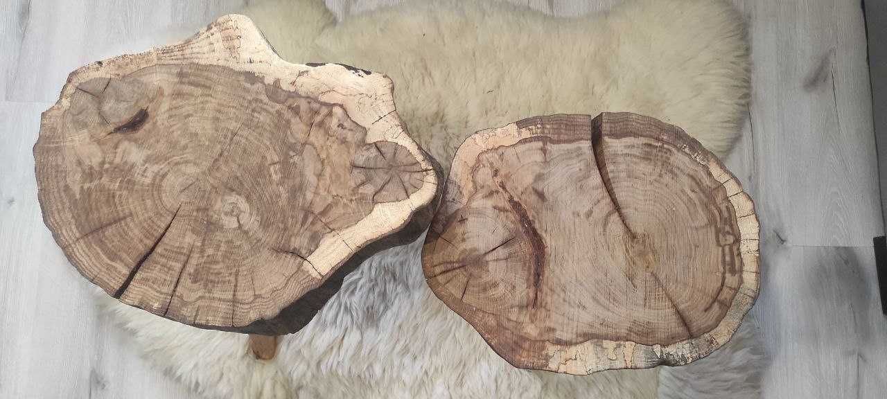 Stolik dębowy kawowy na naturalnych nóżkach.