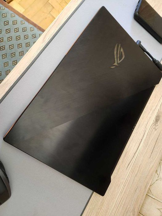 Asus Rog Zephyrus 17 300 Гц GX701 i7 2070 Super 256 Bit