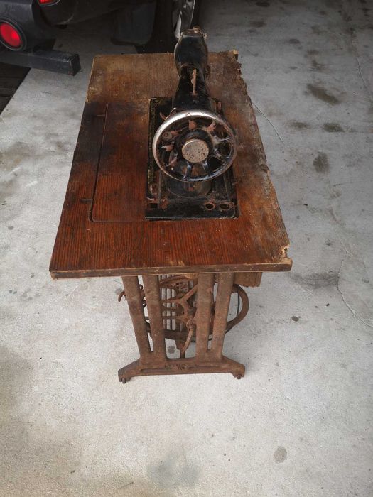 Maquina de costura singer muito antiga