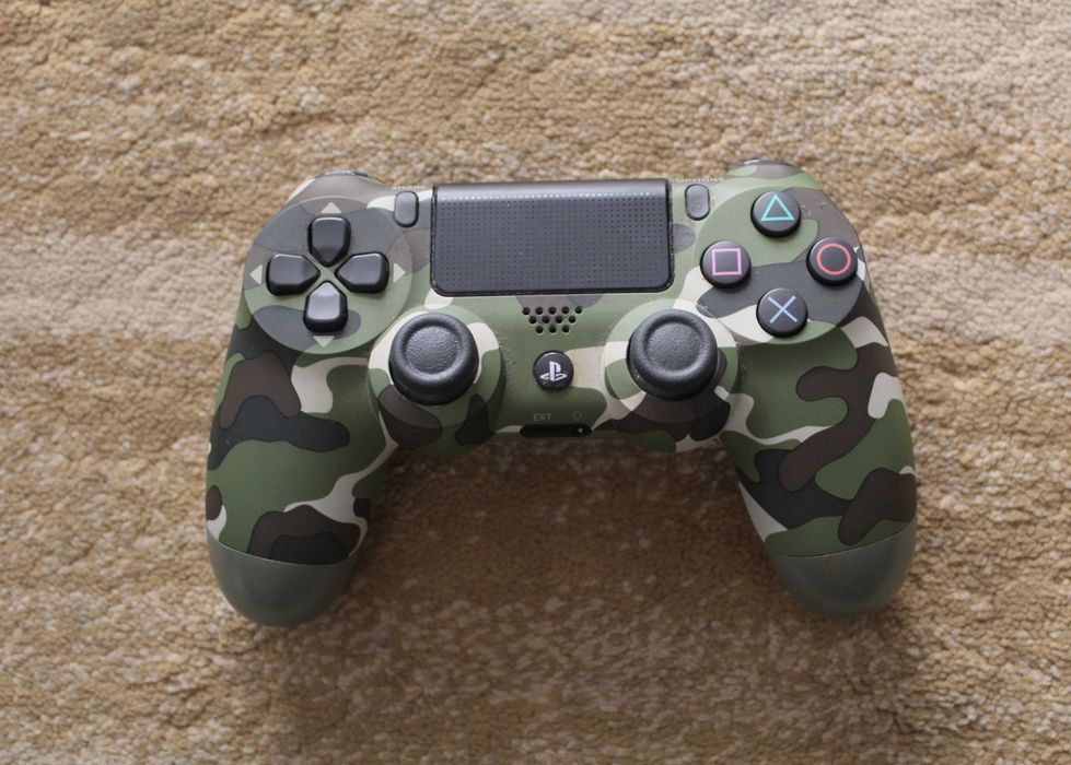 Playstation 4 com Caixa de Origem + 3 Comandos + 2 Jogos