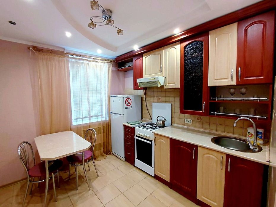 1-кім. Центр. "Злата плаза". Дзеркальна шафа навпроти ліжка. Подобово.