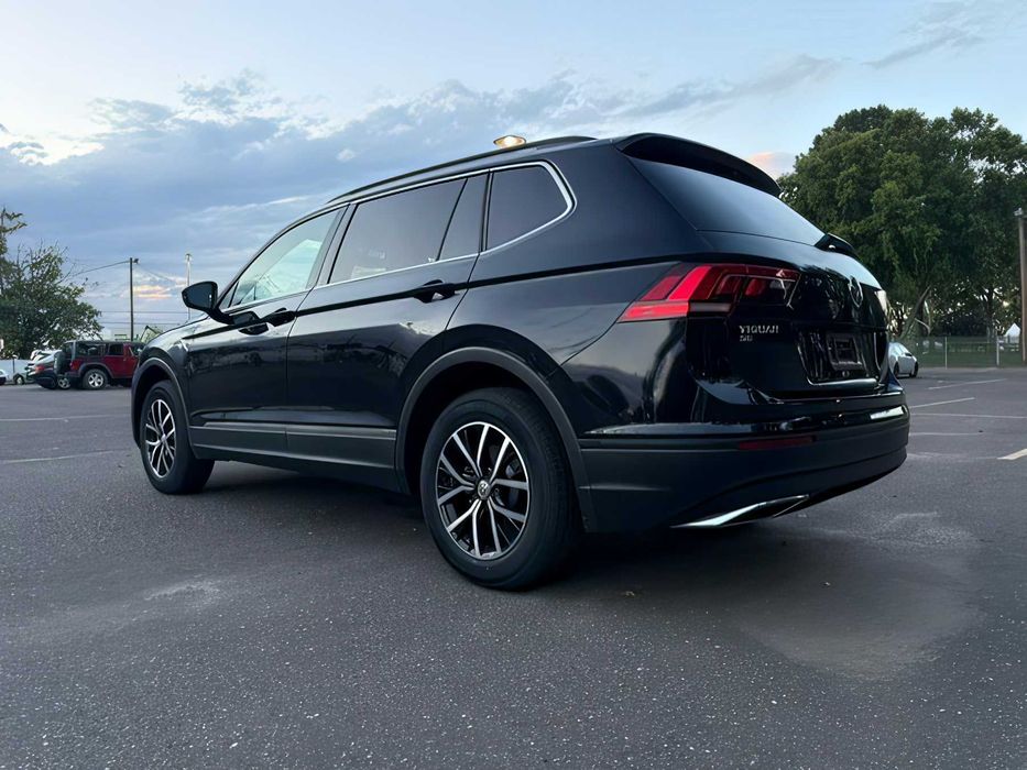 Volkswagen Tiguan      2021