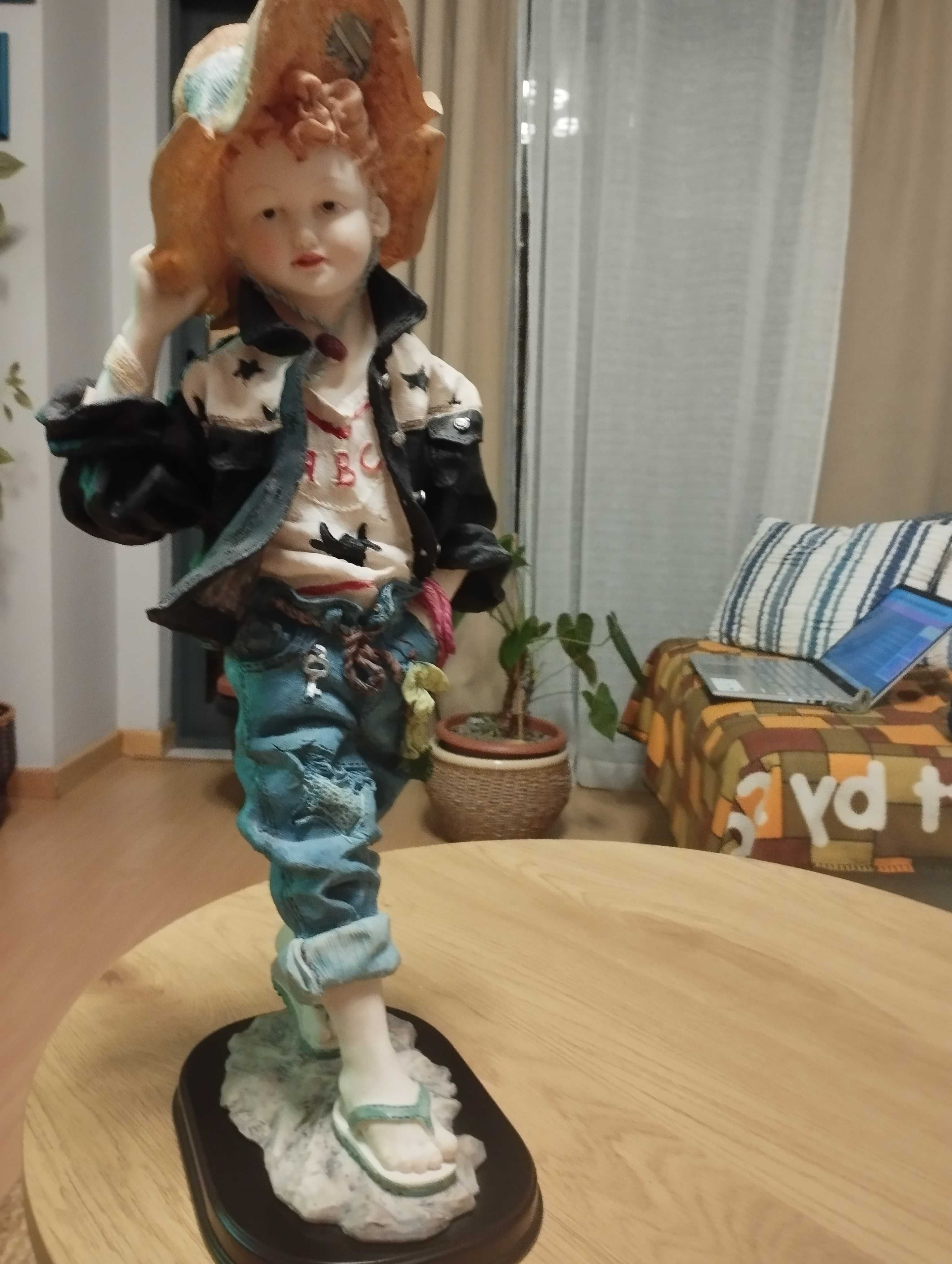 Dois bonecos com 50 cm altura.