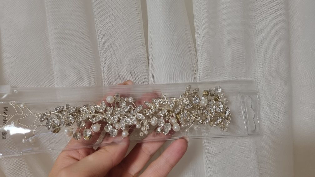 Piękna sukienka do kolan z srebrnymi zdobieniami S