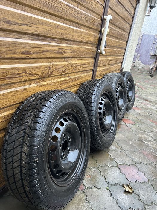 Зимова резина 215/65 R16
