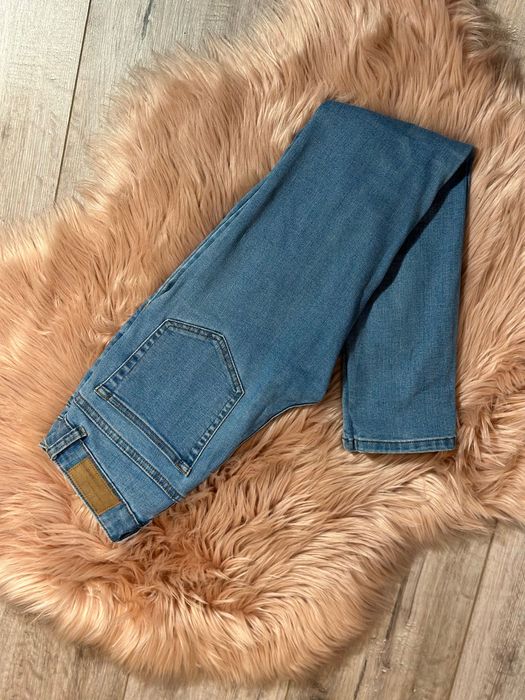 Джинси синього кольору