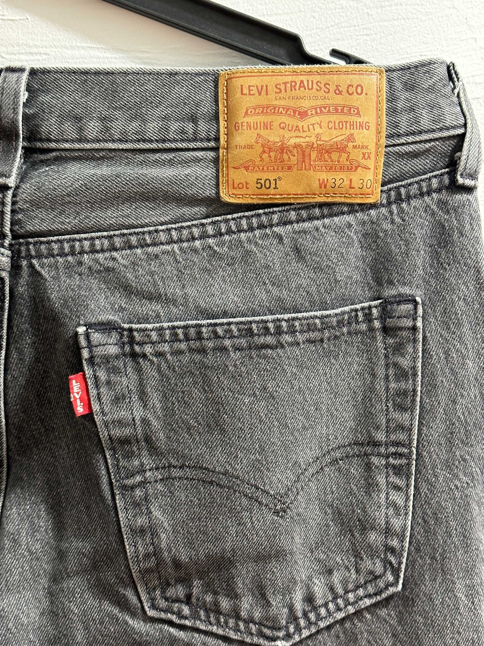 Серые джинсы Levi's 501