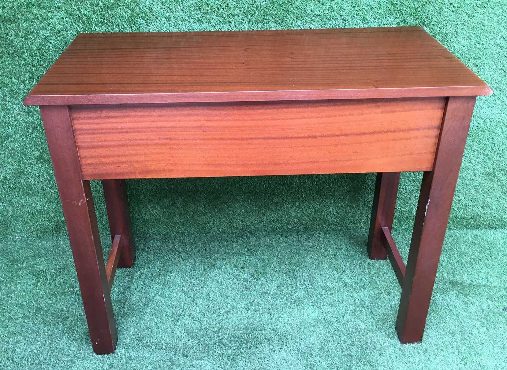 Mesa de encostar como nova