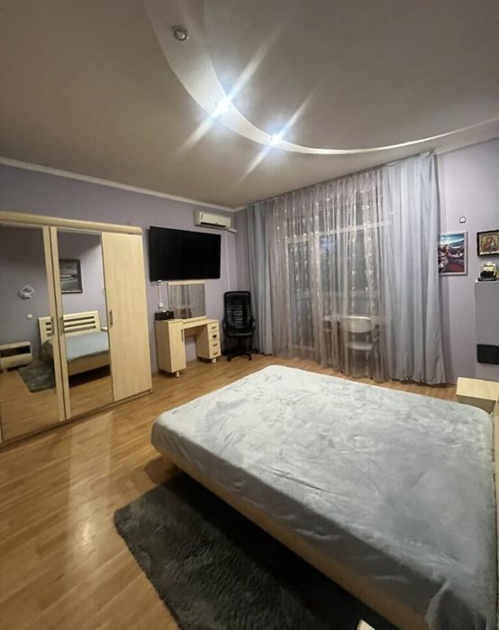 3- комн. 67 м. кв. Сталинка. С. Нигояна. Возле метро.