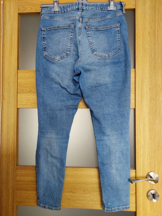 Dżinsy rurki z dziurami